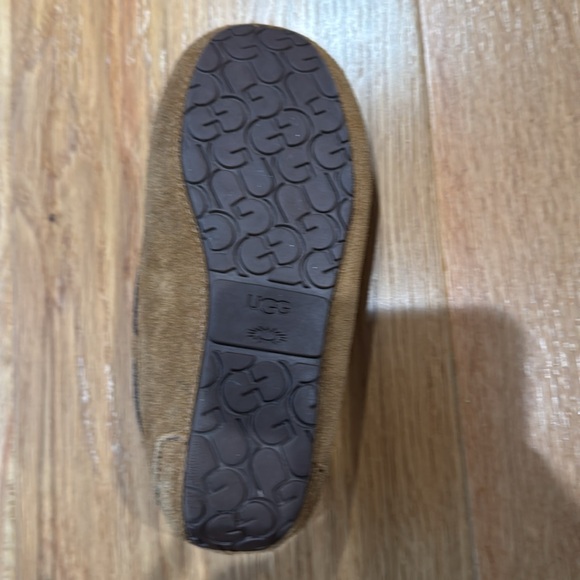 Ugg Kids Dakota Slipper - Picture 6 of 9